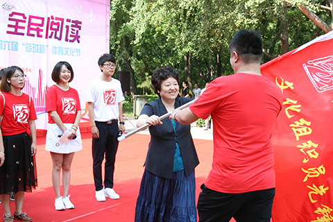 陈静主任为八里庄街道基层文化组织员先锋队授予队旗