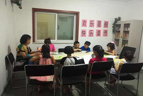 孩子们在社区图书室 孩子们在社区图书室