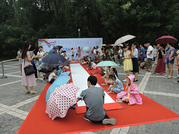 小雨中作画的孩子们