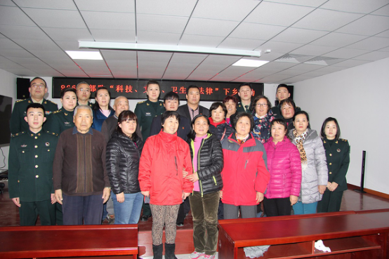 军民手拉手 温暖送万家 ——火箭军96618部队开展“科技、文化、卫生、法律”下乡活动44.png