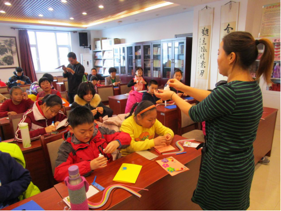 西北旺镇六里屯社区 浓浓亲子情 快乐做衍纸22.png