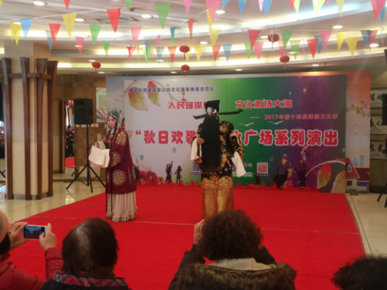 17－12－20菊园社区组织人员观看马连洼街道组比织的文艺演出－国家评剧团带来的评剧36.png