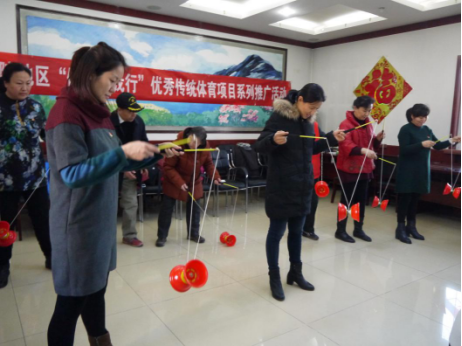 20171222紫竹院街道军乐团社区举办健康伴我行抖空竹活动27.png