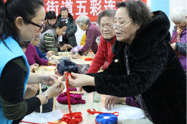 八里庄街道开展手工编织课堂14.png