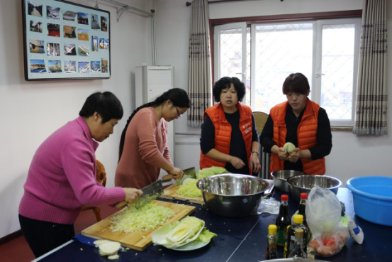 西三旗街道电科院社区开展“包饺子 迎冬至”活动26.png