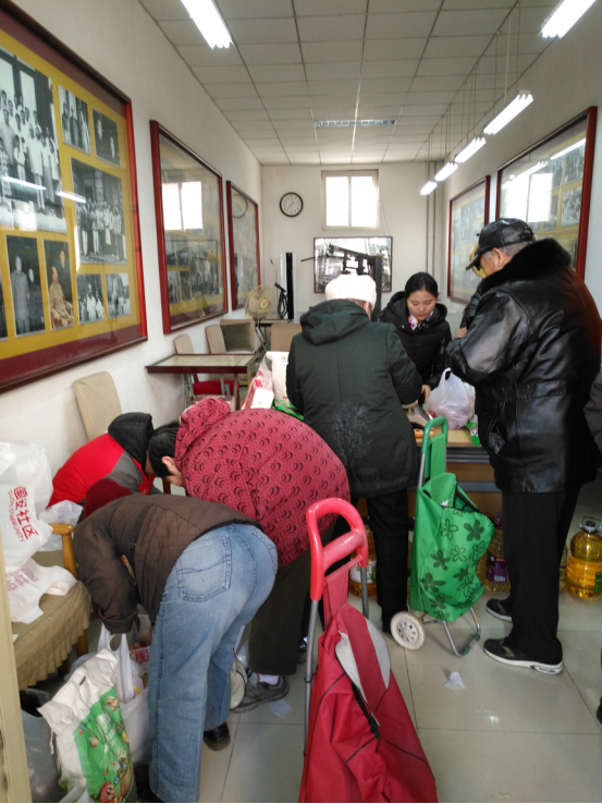 20171226紫竹院街道厂洼二社区将冬储大白菜鸡蛋送到居民家26.png