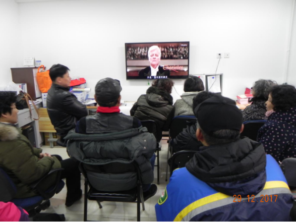 201801021514885310487327.png 太平湖社区组织居民看电影13.png