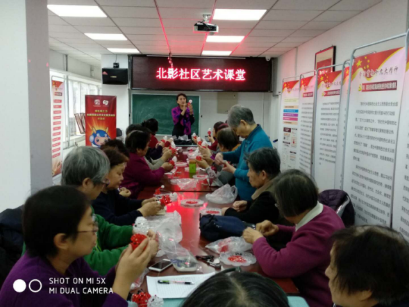 201801051515140428144988.png 大家齐动手 花园路街道北影社区手工串珠课堂33.png