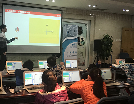 带你编程一小时 雏鸟翱翔车奔驰 (1).jpg