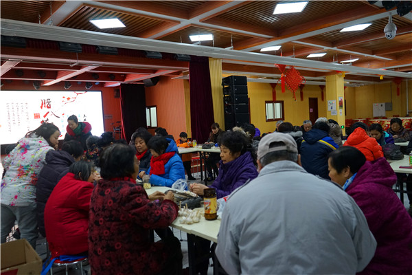 201801301517285756733440.jpg 伴随着欢快的节日音乐,腊八节活动开启了.jpg