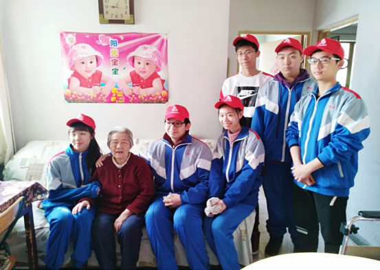 中学生到孤寡老人家义务服务153.png