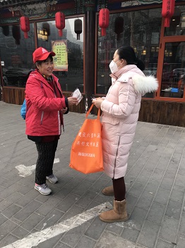 信息：西三旗街道——永泰西里社区关心志愿者 雾霾天发放口罩001.jpg