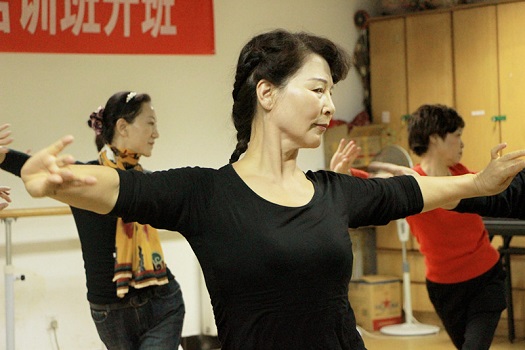 201803191521446020112228.jpg 图4:69岁的紫竹舞蹈队队长王晓静老师-依然灵动美丽.jpg