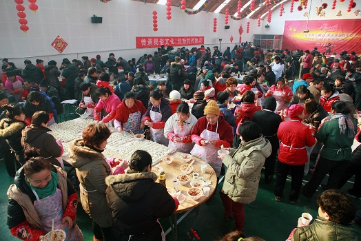 201803221521708318252088.jpg 2013年小年俗活动现场,群众一同包饺子、吃饺子.JPG