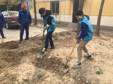 (西三旗街道沁春家园社区工作信息第4期)“爱递沁 蓝天心”——社区栽花志愿活动1.JPG