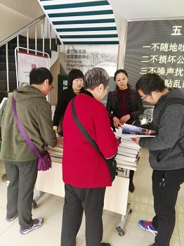 201804241524559904312806.jpg 图1:工作人员在为读者服务.jpg