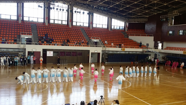 社区健身气功队参加开幕式展演.jpg