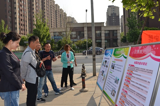 小营村开展“5﹒12防震减灾宣传”活动 (1).JPG