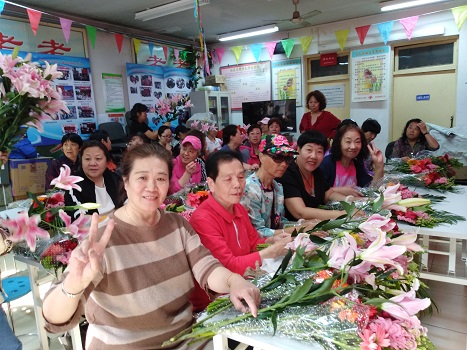 201805141526288437788480.jpg 花园楼社区母亲节插花活动.jpg