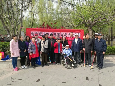 图1：“地做纸来水为墨 勤写地书老来乐”——紫竹院街道厂洼二社区圆满举办地书书法练习活动.jpg