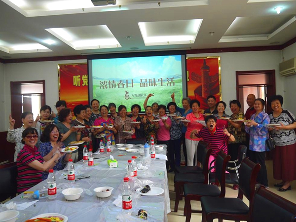 201805221526978861512371.jpg 图2:紫竹院街道军乐团社区开展“浓情春日 品味生活”厨艺大赛活动.jpg