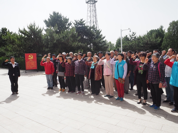 刘书记带领党员重温入党誓词.JPG