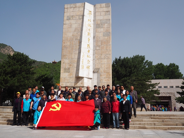 纪念碑前合影.JPG