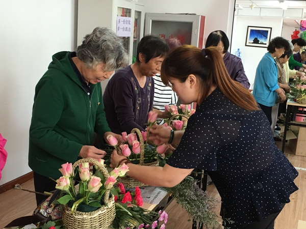 老师指导插花.jpg
