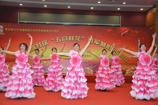 西北旺镇航天城社区组织五月鲜花文艺活动1.JPG