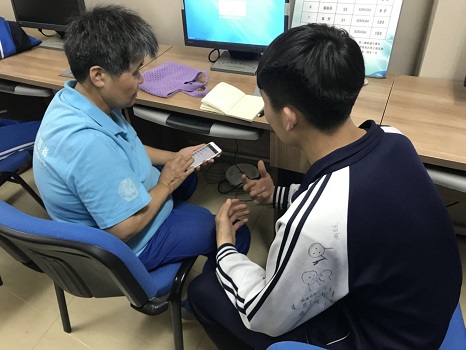 201806111528683809139969.jpg 信息:永泰西里——青春伴晚霞 社区老人“玩转”智能手机001.jpg