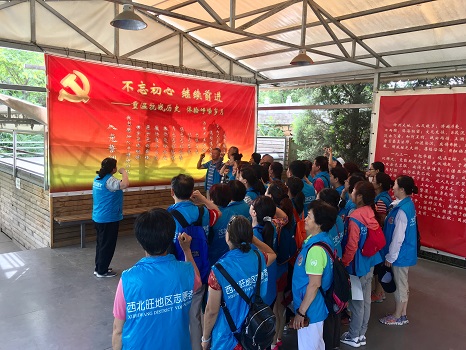 201806151529028716484200.jpg 简讯06.08航天城社区组织爱国教育活动1.JPG