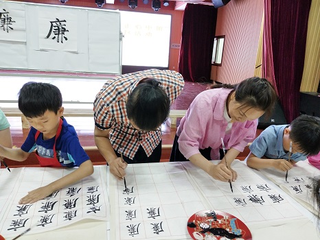 201806151529028800100010.jpg 父子母子一起写廉.jpg