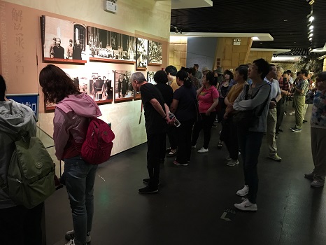 党员认真观看展板.jpg