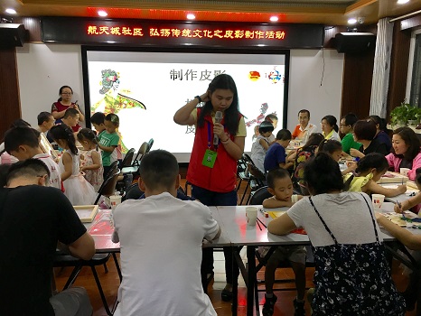 201806281530175264581680.jpg 简讯06.21航天城社区组织皮影制作1.JPG