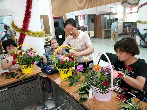 美丽园社区举办迎七一插花 (1).jpg