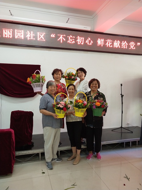 美丽园社区举办迎七一插花 (4).jpg