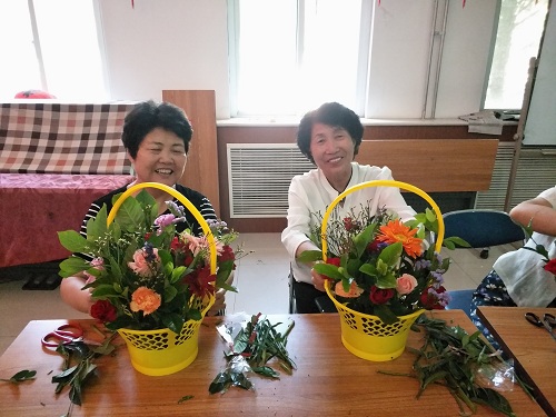 美丽园社区举办迎七一插花 (5).jpg