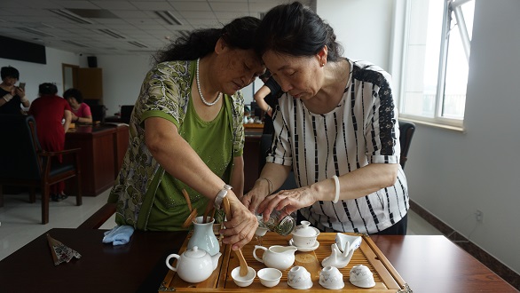 201807021530499923686634.jpg 倒茶.JPG