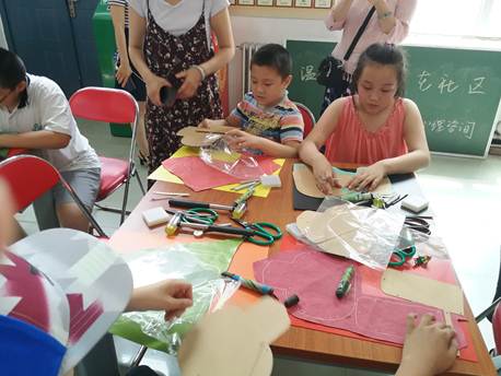 说明: D:\邱妍娟-街道\关于进行“文化@海淀--海淀公共文化服务数字平台”数据初始化信息采集工作的通知\照片\友谊\20180704青少年暑期活动-手工缝制\手工缝制3.jpg