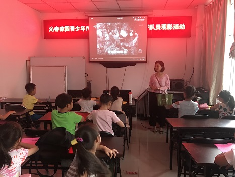 (西三旗街道沁春家园工作信息第6期)沁春家园青少年传承红色基因做新时代好队员观影活动1.JPG