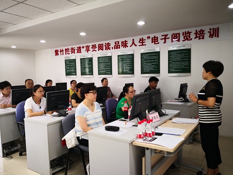 图1：关雪老师在上课.jpg