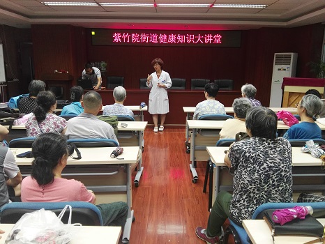 图1：林大夫在介绍活动内容.jpg