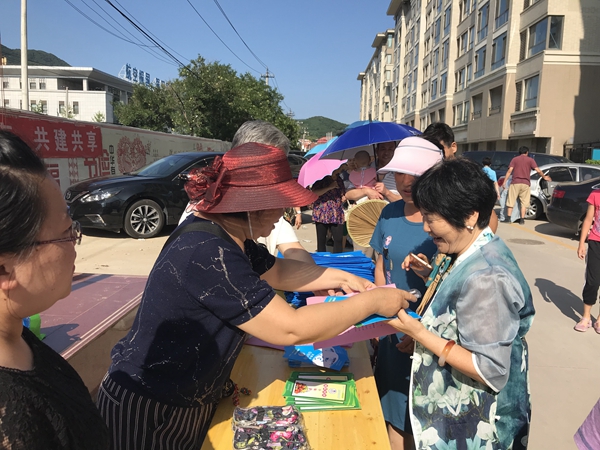 宣传册发放.jpg