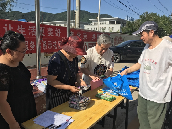 居民领取宣传品.jpg