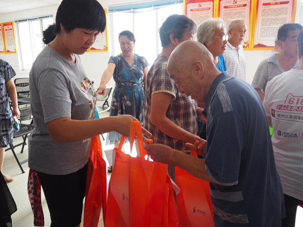 居民代表领取宣传品、二维码.JPG