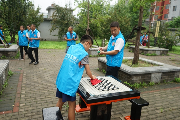 201808011533115443442048.jpg 志愿者擦拭公共娱乐设施.JPG