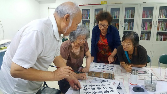 图1：紫竹院街道韦伯豪社区组织开展“集艺斋居民文化社团”系列活动之书法培训课.jpg