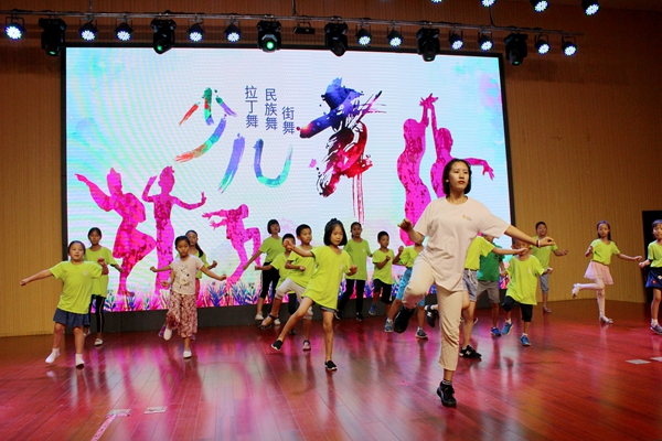 201808091533802254569123.jpg 柳林村夏令营结营仪式-舞蹈.jpg