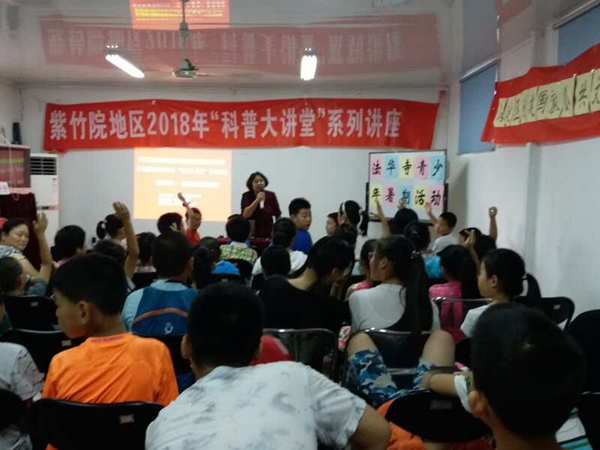 图2：商晓芹老师和孩子们互动.jpg