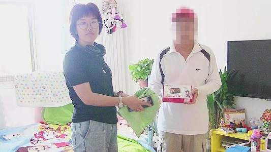 图1：领取康复类体育器材的残疾朋友及其家属充分感受到了政府的关怀.jpg